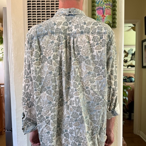 Tommy Bahama Jeans distressed Hawaiian button-down shirt - Picture 3 of 6